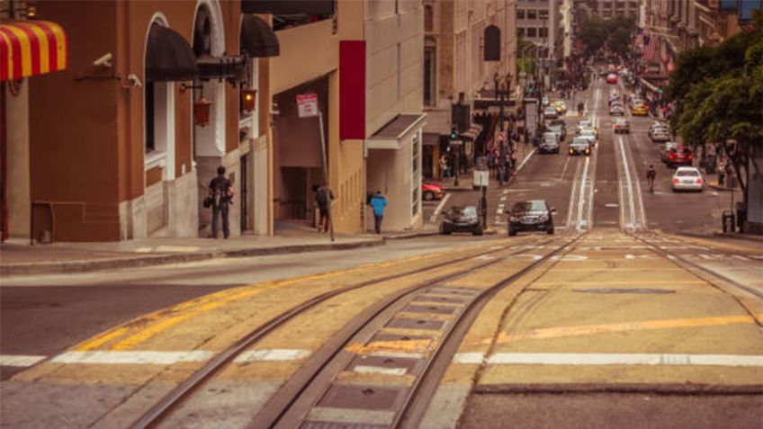 ¿Cómo manejar en subidas y bajadas sin dañar los frenos?