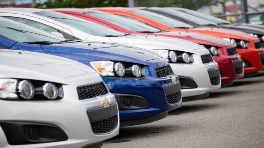 ¿Cuáles son los autos modelos 2025 que gastan menos gasolina?