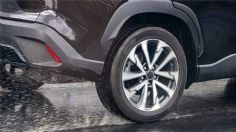 ¿Cómo actuar si el auto patina sobre agua?