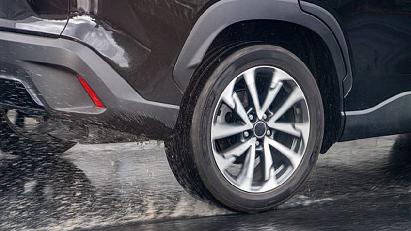 ¿Cómo actuar si el auto patina sobre agua?