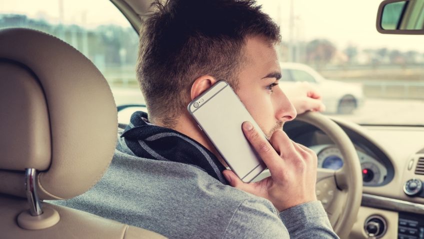 El teléfono celular, la principal distracción al conducir