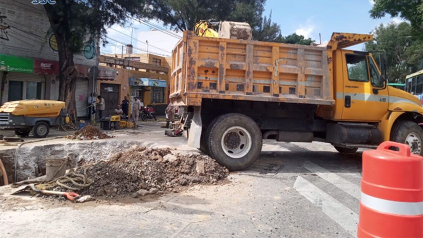 Se forma nuevo sacavón en la CDMX, esta vez en Calzada de los Misterios