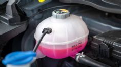 ¿Le puedo poner agua en lugar de anticongelante a mi auto?