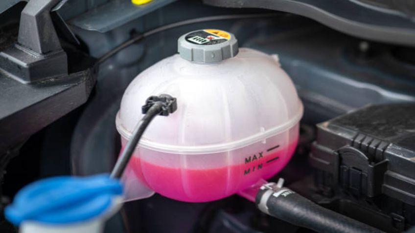 ¿Le puedo poner agua en lugar de anticongelante a mi auto?