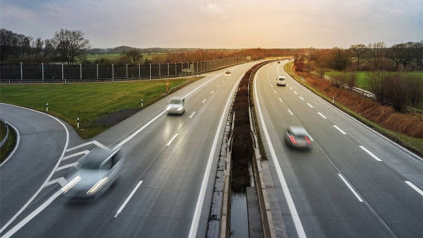 ¿Cuál es el significado de las líneas amarillas, blancas y discontinuas en el pavimento?