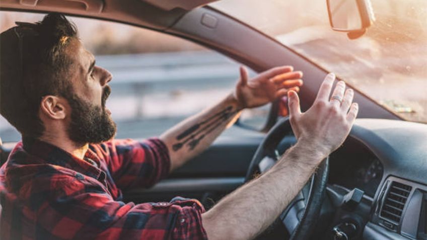 ¿Qué hacer si un conductor te presiona con el claxon o las luces?