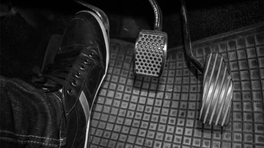 ¿Por qué no debes dejar el pie sobre el pedal del embrague?