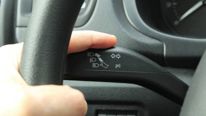 ¿Qué hacer si fallan las luces direccionales mientras conduces? Guía para evitar accidentes