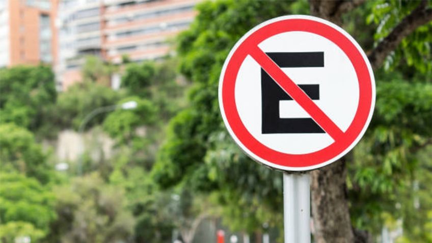¿Qué zonas están prohibidas para estacionarse y cómo identificarlas?