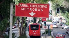 ¿Qué sanciones aplican por invadir el carril confinado para el transporte público?