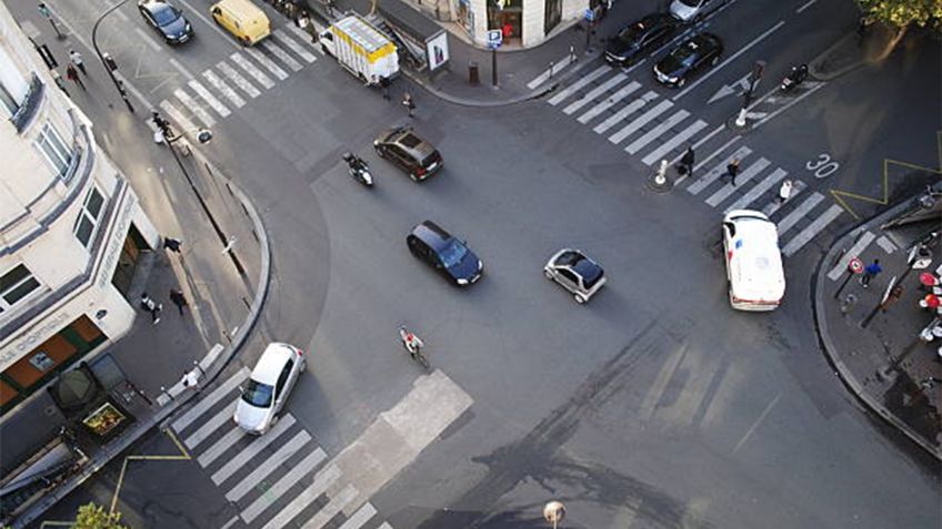 ¿Por qué debes detenerte completamente en un cruce sin semáforo?