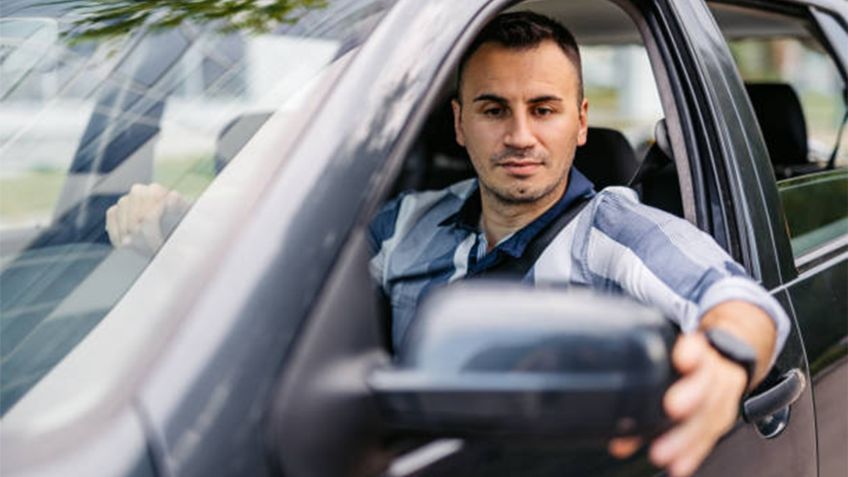 ¿Cómo debes acomodar correctamente los espejos retrovisores del auto?