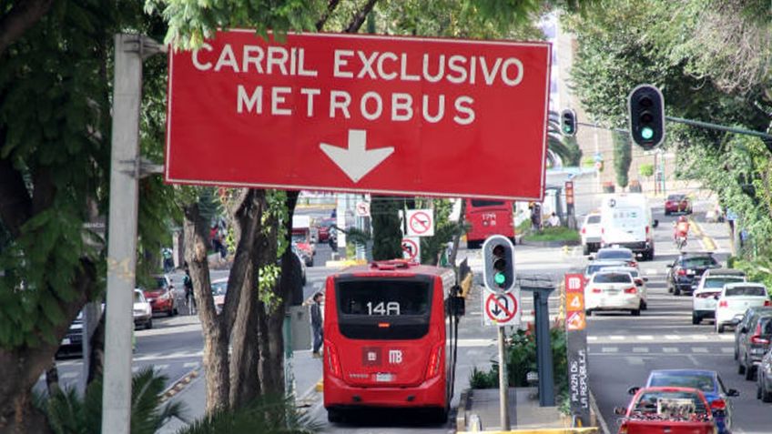 ¿Qué sanciones aplican por invadir el carril confinado para el transporte público?