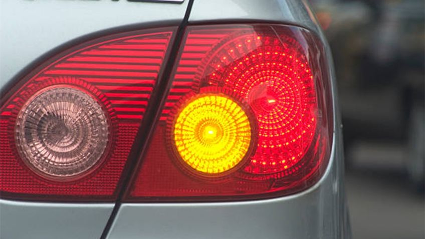 El uso correcto de las direccionales en el tránsito