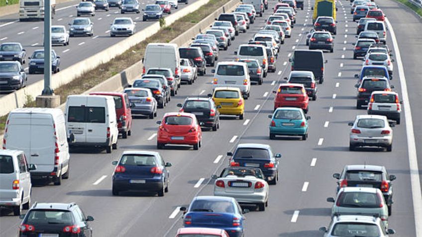 La importancia de mantener distancia con otros autos en el tráfico