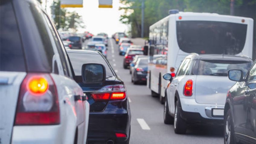 Tips para manejar un auto eléctrico en tráfico pesado sin gastar tanta batería