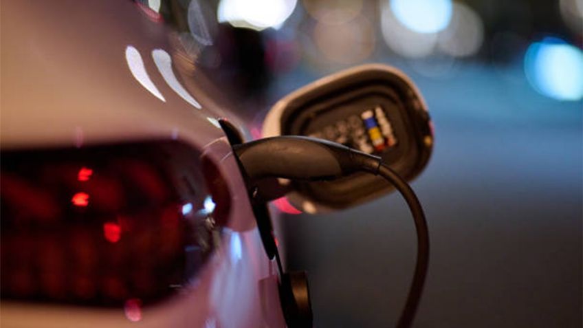¿Qué tan seguro es dejar cargando tu auto eléctrico durante la noche?
