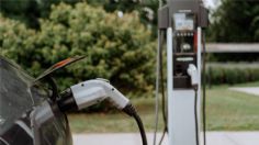 Guía para usar una estación de carga pública de autos eléctricos por primera vez