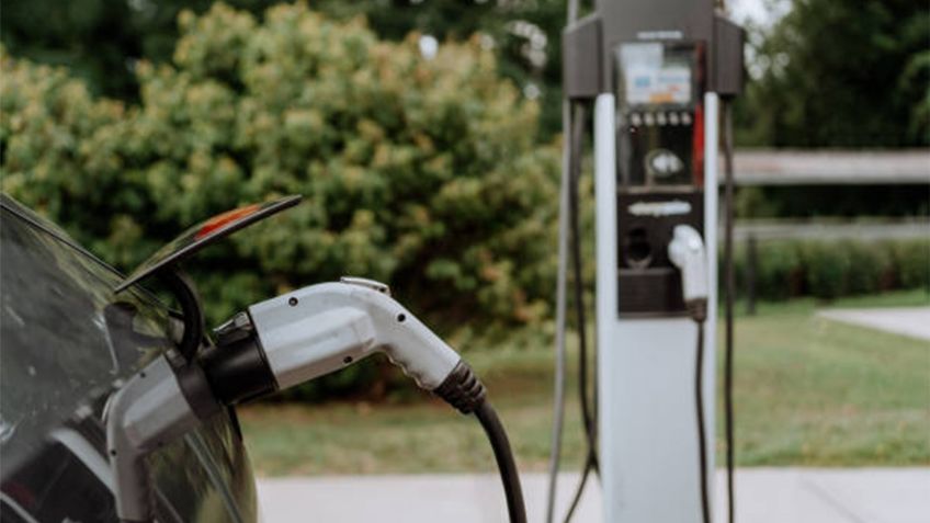 Guía para usar una estación de carga pública de autos eléctricos por primera vez