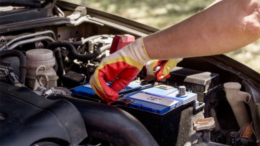 ¿Qué hacer si se descarga la batería del auto constantemente?