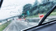 ¿Por qué quedan líneas de agua en el parabrisas después de usar los limpiadores?