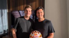 ¡Amigos por siempre! Checo Pérez y Max Verstappen intercambiaron casco en 2025