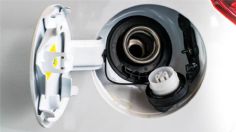 ¿Qué sucede si el tapón del tanque de gasolina del auto no cierra bien?