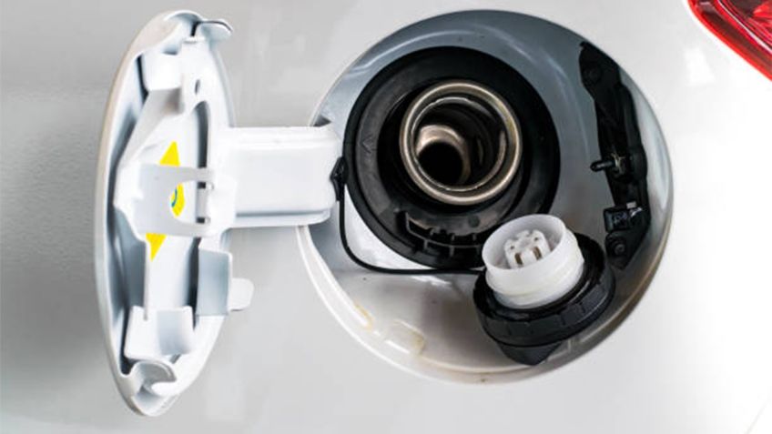 ¿Qué sucede si el tapón del tanque de gasolina del auto no cierra bien?