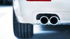 ¿Cómo impacta el estado del escape en el rendimiento del combustible?