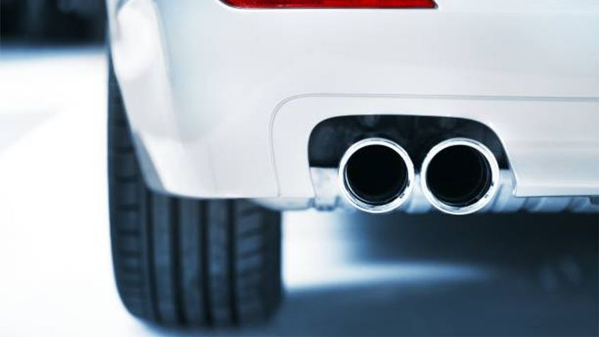 ¿Cómo impacta el estado del escape en el rendimiento del combustible?