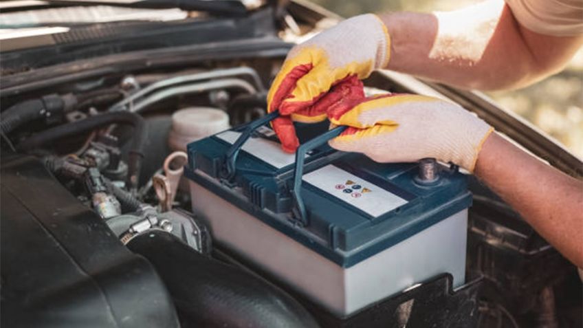 ¿Cómo influye el estado de la batería en el consumo de gasolina?
