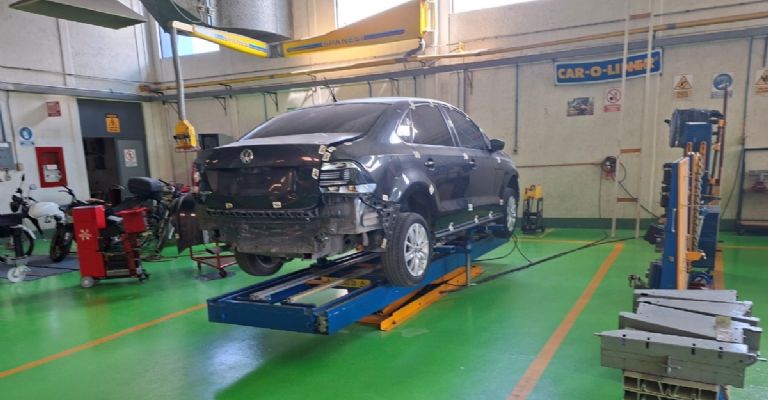 Uno de los talleres para reparación de autos en el CESVI.