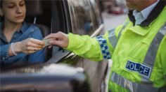 ¿Qué hacer si un policía retiene tu licencia de conducir indebidamente?