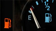 ¿Por qué algunos autos gastan más gasolina al usar luces y accesorios eléctricos?