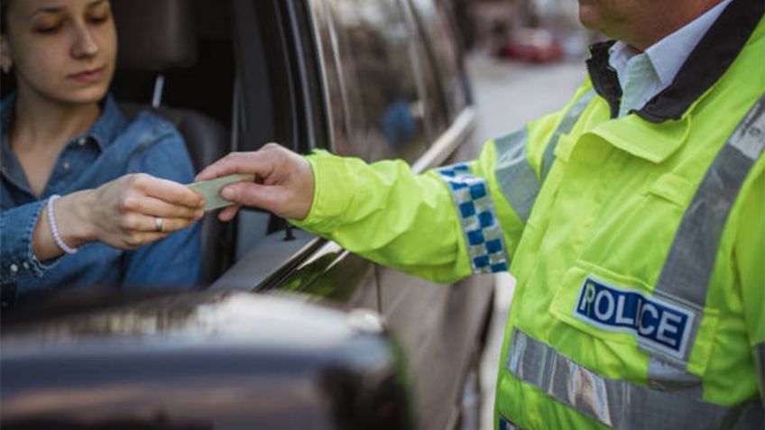 ¿Qué hacer si un policía retiene tu licencia de conducir indebidamente?