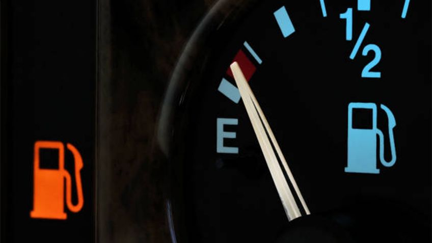 ¿Por qué algunos autos gastan más gasolina al usar luces y accesorios eléctricos?