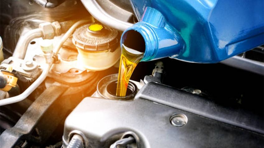 ¿Cómo afecta el estado del aceite del motor al consumo de gasolina?