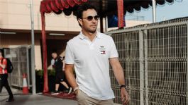 Foto que representa a Checo Pérez ocasiona una bandera roja durante el segundo día de pruebas en Bahréin