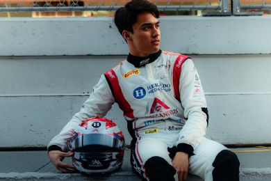 Noel León, piloto de Alessandros Racing y Heraldo Media Group, revela el casco para la F2 2026