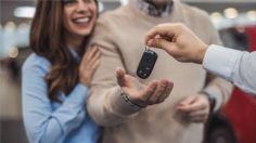 ¿Qué pasa si pagas el enganche de un auto con una tarjeta que no está a tu nombre?