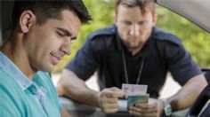 ¿Es legal que un policía te exija la licencia de conducir si no cometiste una infracción?