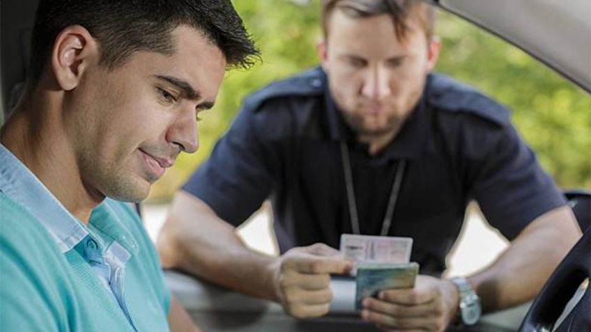 ¿Es legal que un policía te exija la licencia de conducir si no cometiste una infracción?
