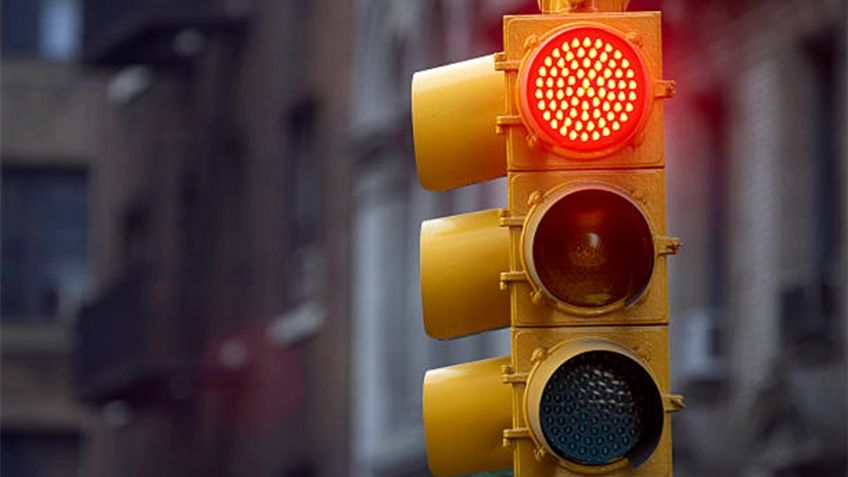 ¿Cómo influyen los semáforos y topes en el gasto de gasolina?