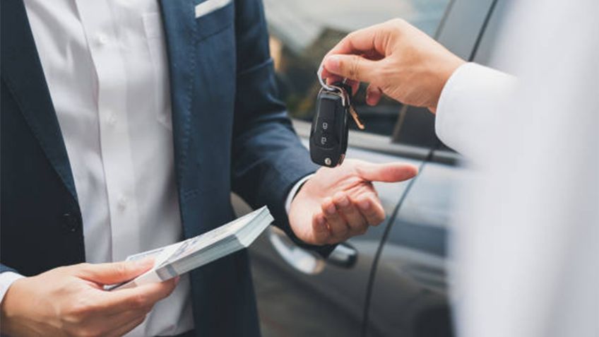 ¿Cómo saber si un auto tiene adeudos antes de comprarlo?