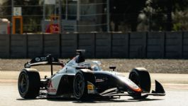 Foto que representa a Viral: El auto de Noel León, piloto de Alessandros Racing en la F2, tiene la bandera de México