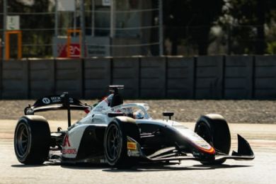 Viral: El auto de Noel León, piloto de Alessandros Racing en la F2, tiene la bandera de México