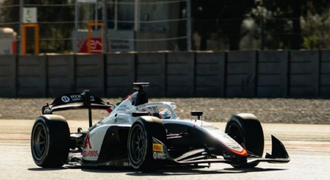 Viral: El auto de Noel León, piloto de Alessandros Racing en la F2, tiene la bandera de México