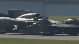 Foto que representa a Aston Martin está probando un auto tipo Meteoro o Batimóbil, tiene forma de F1 y de superdeportivo