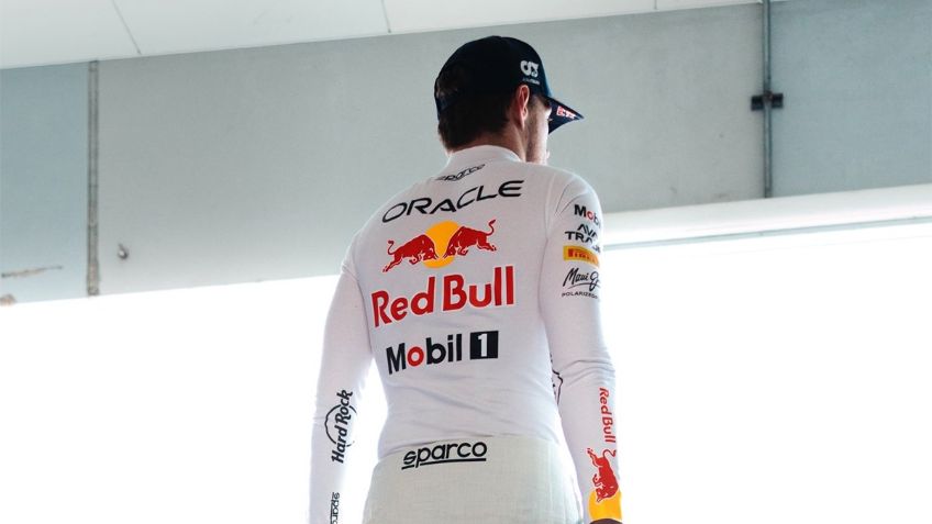 Red Bull crea un sorteo para ganar una replica autografiada del traje de carrera de Verstappen