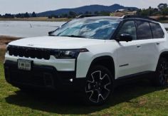 Foto ilustrativa de nota Jeep Cherokee 2026 ahora es híbrida, con turbo y mantiene el alma de 4x4, prueba del SUV